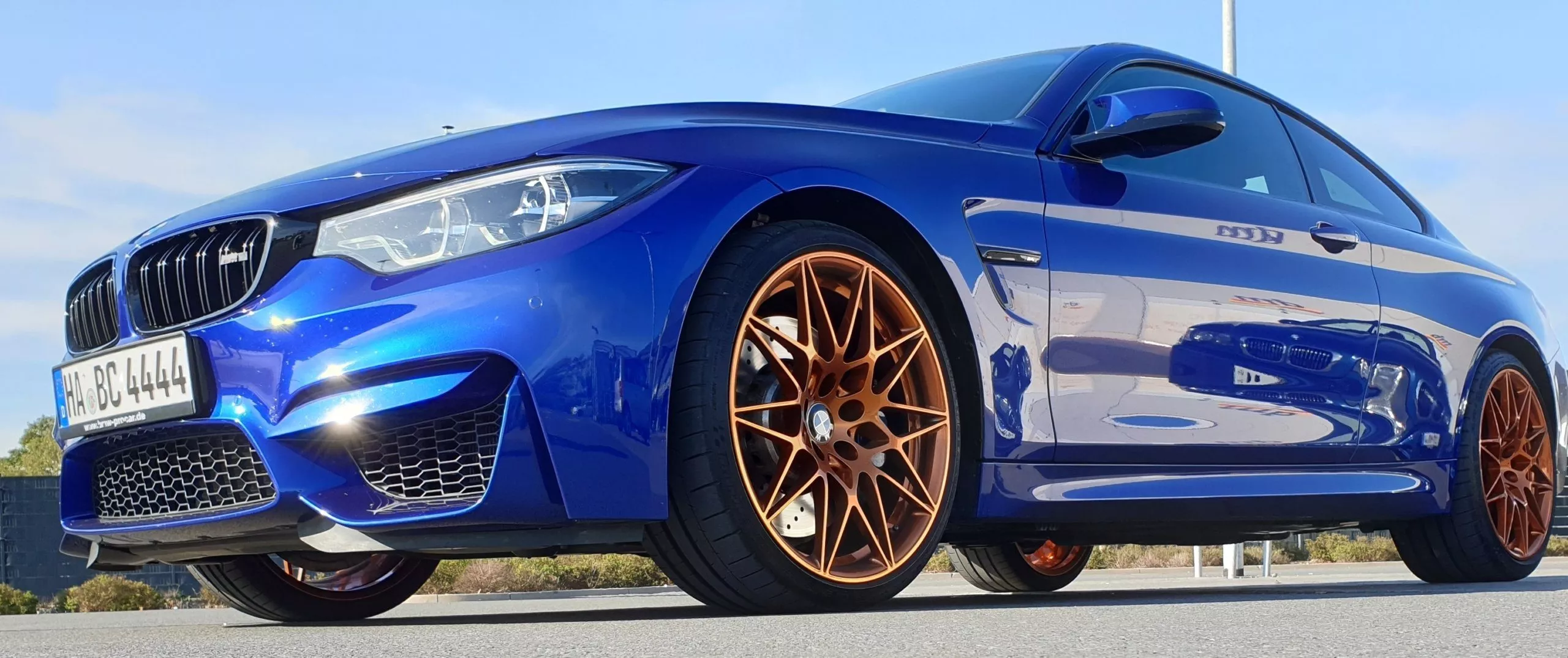 BMW – M4 – Blau – ORIGINAL BMW – M Performance – Orange – 20 Zoll