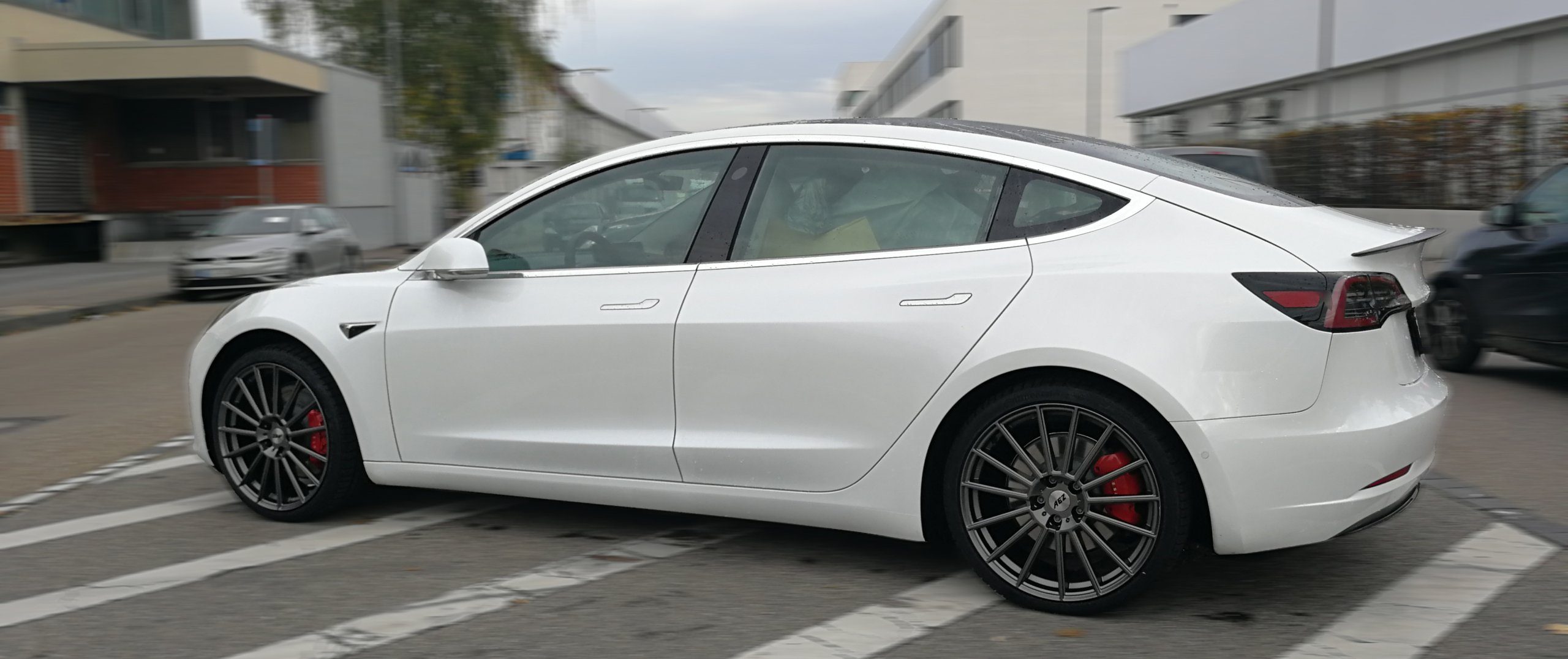 Tesla – Model 3 – Weiß – AEZ – Steam – Graphit – 20 Zoll