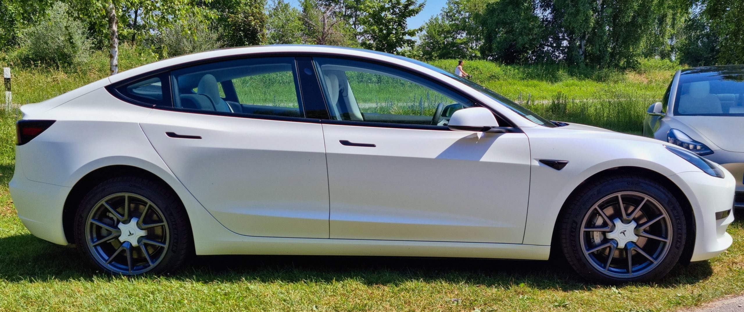 Tesla – Model 3 – Weiß – ORIGINAL TESLA – Aero Wheels – Grau – 18 Zoll